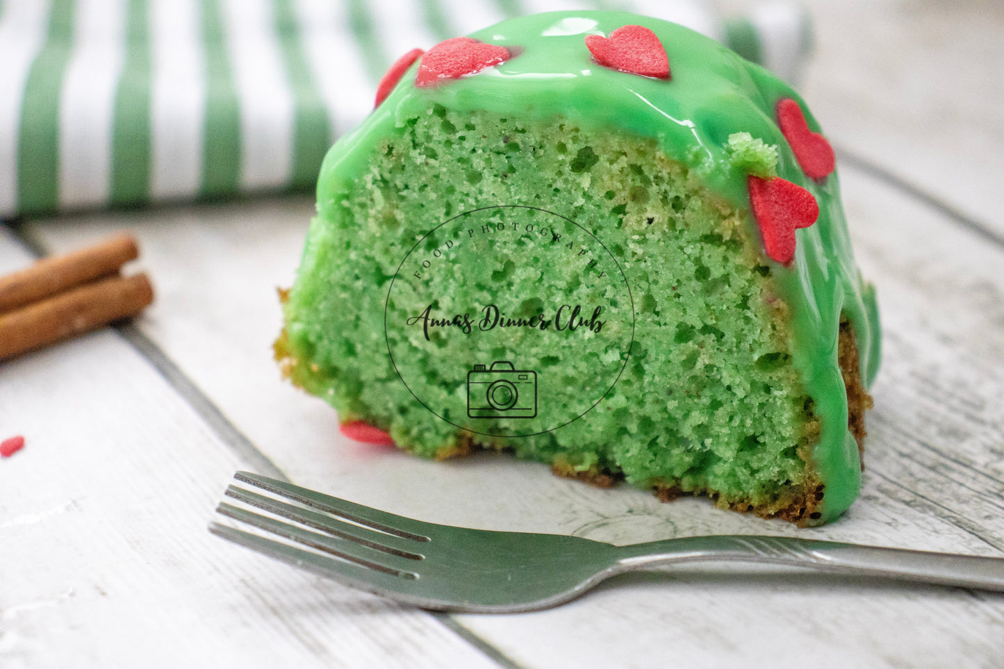 Grinch Bundt Cake - exclusive set