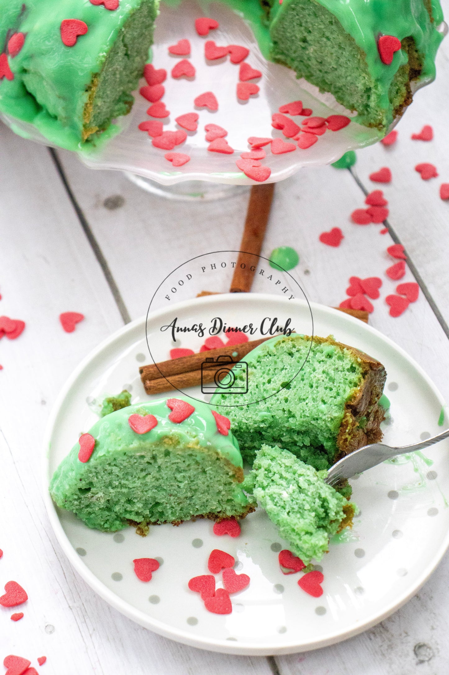 Grinch Bundt Cake - exclusive set