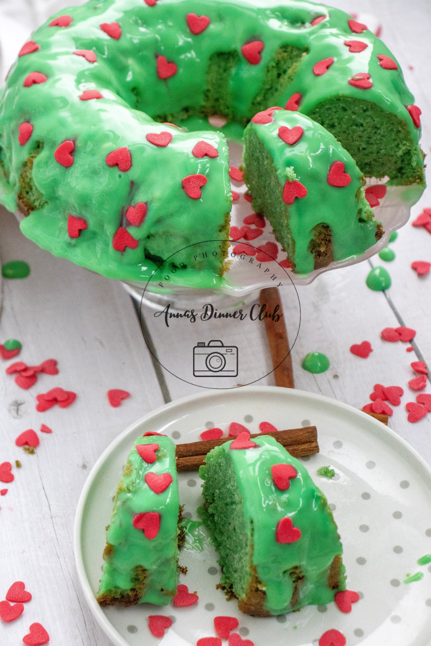 Grinch Bundt Cake - exclusive set