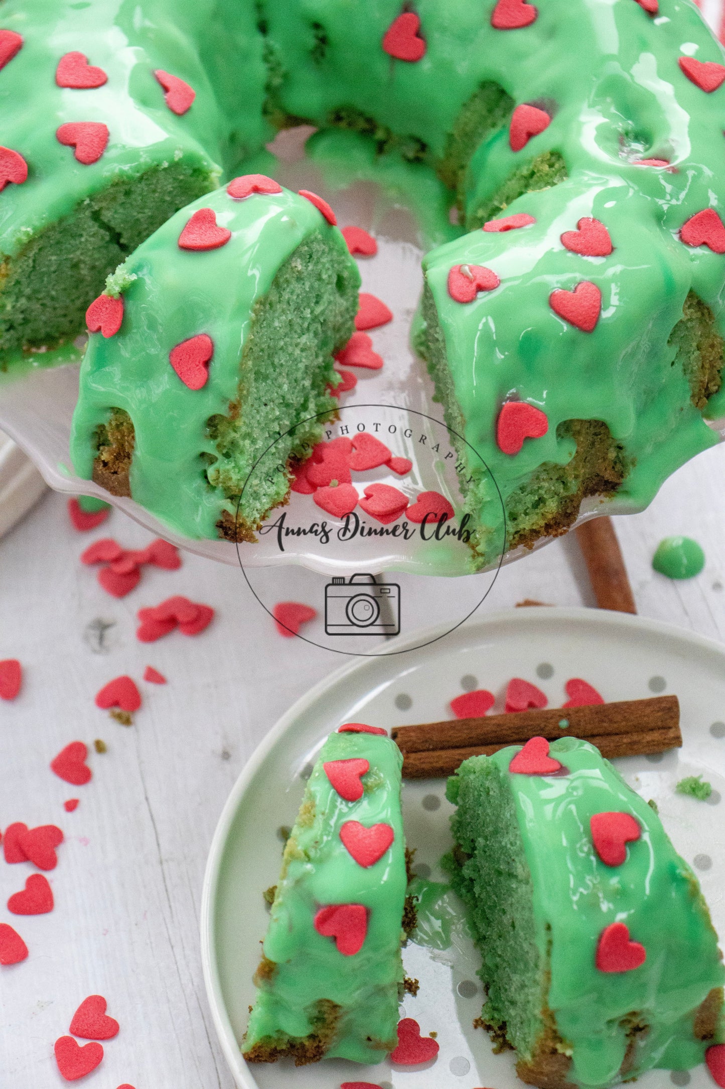 Grinch Bundt Cake - exclusive set