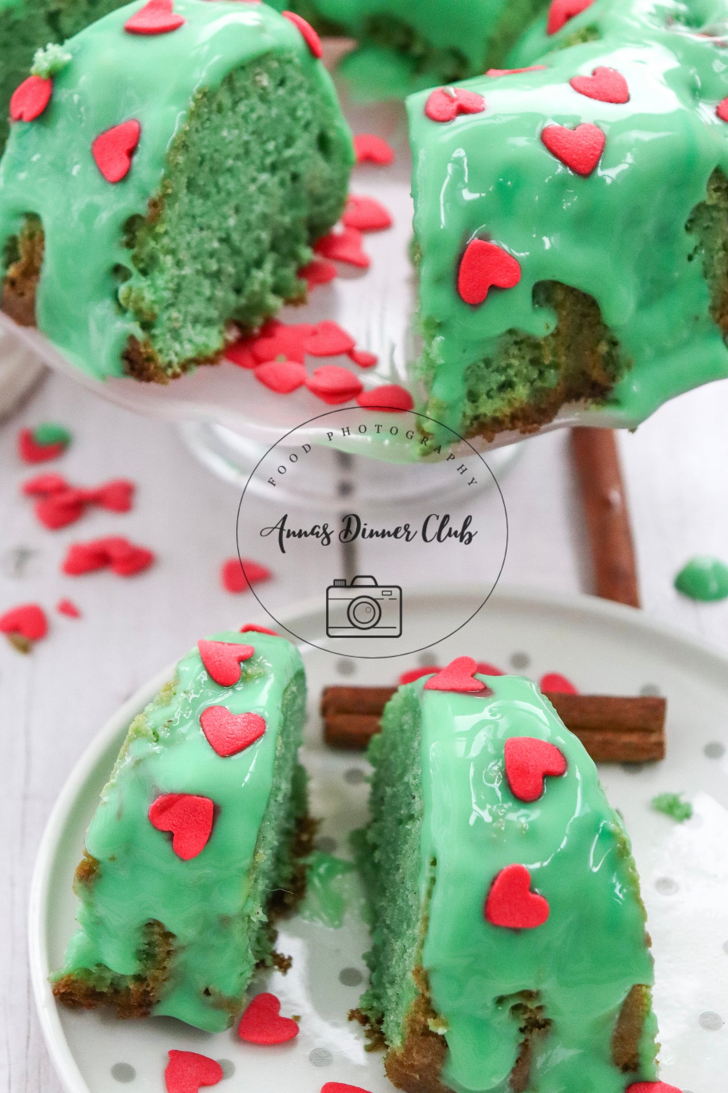 Grinch Bundt Cake - exclusive set