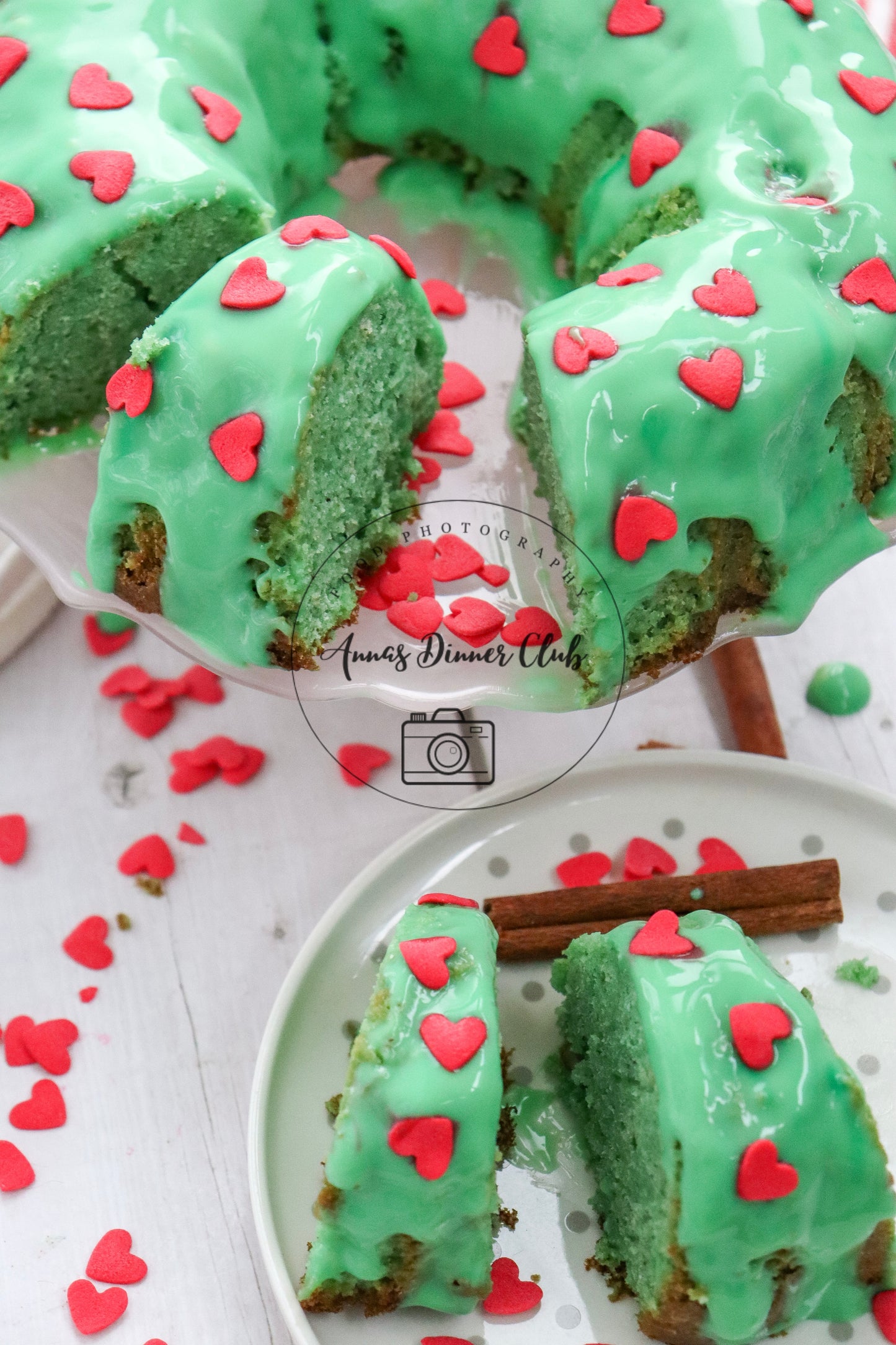 Grinch Bundt Cake - exclusive set