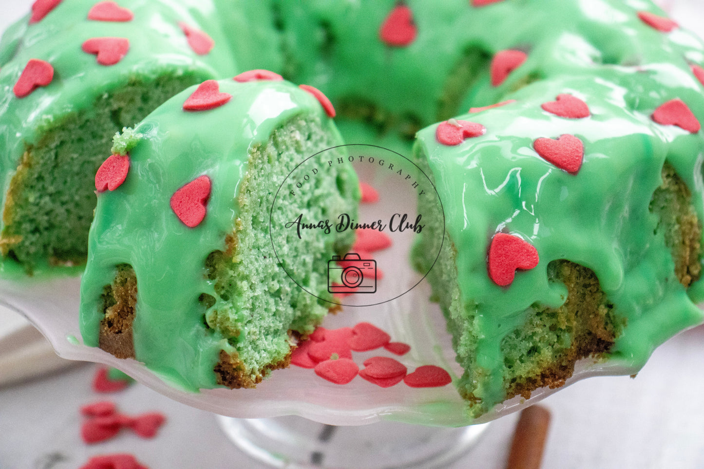 Grinch Bundt Cake - exclusive set
