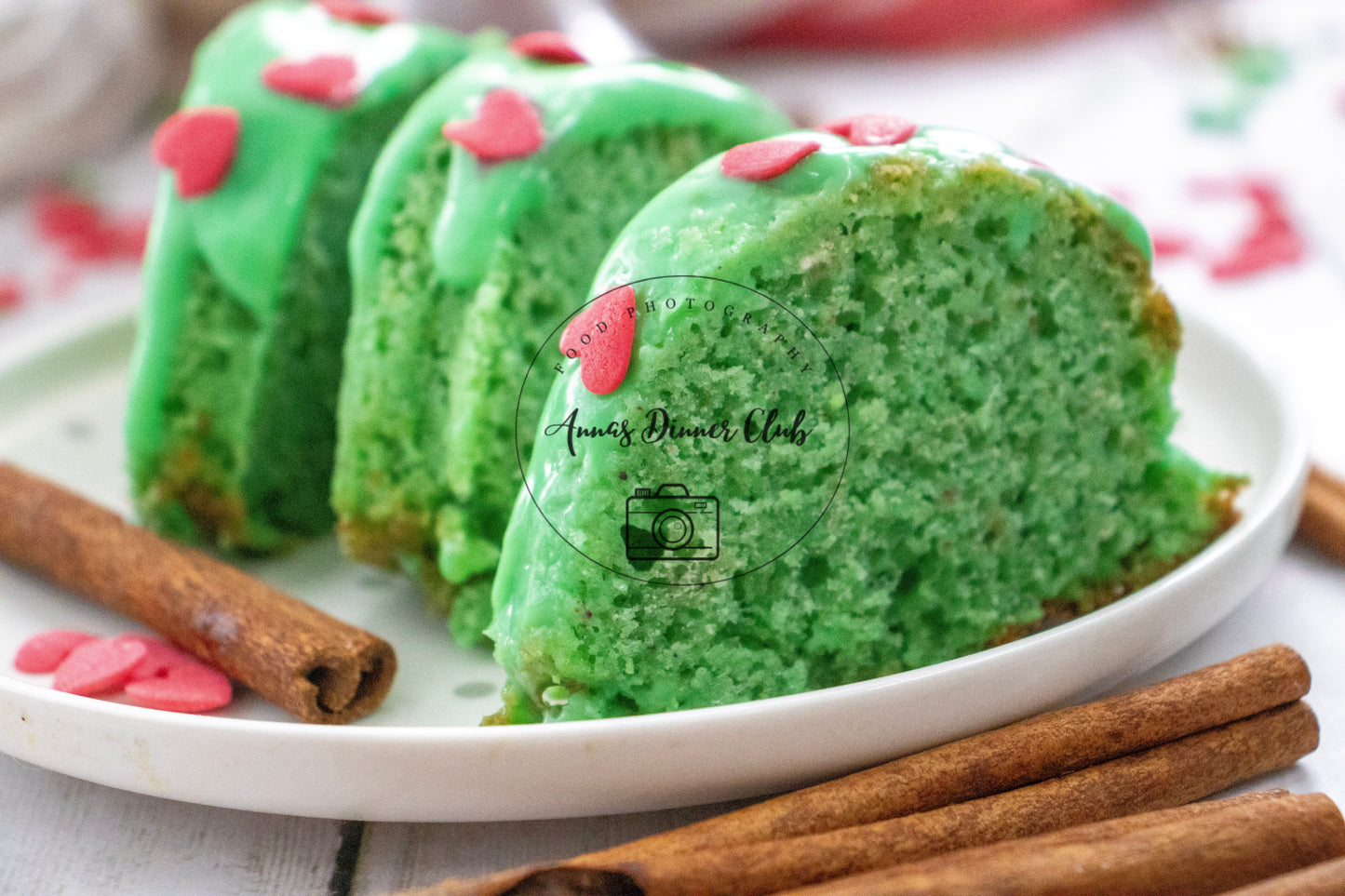 Grinch Bundt Cake - exclusive set