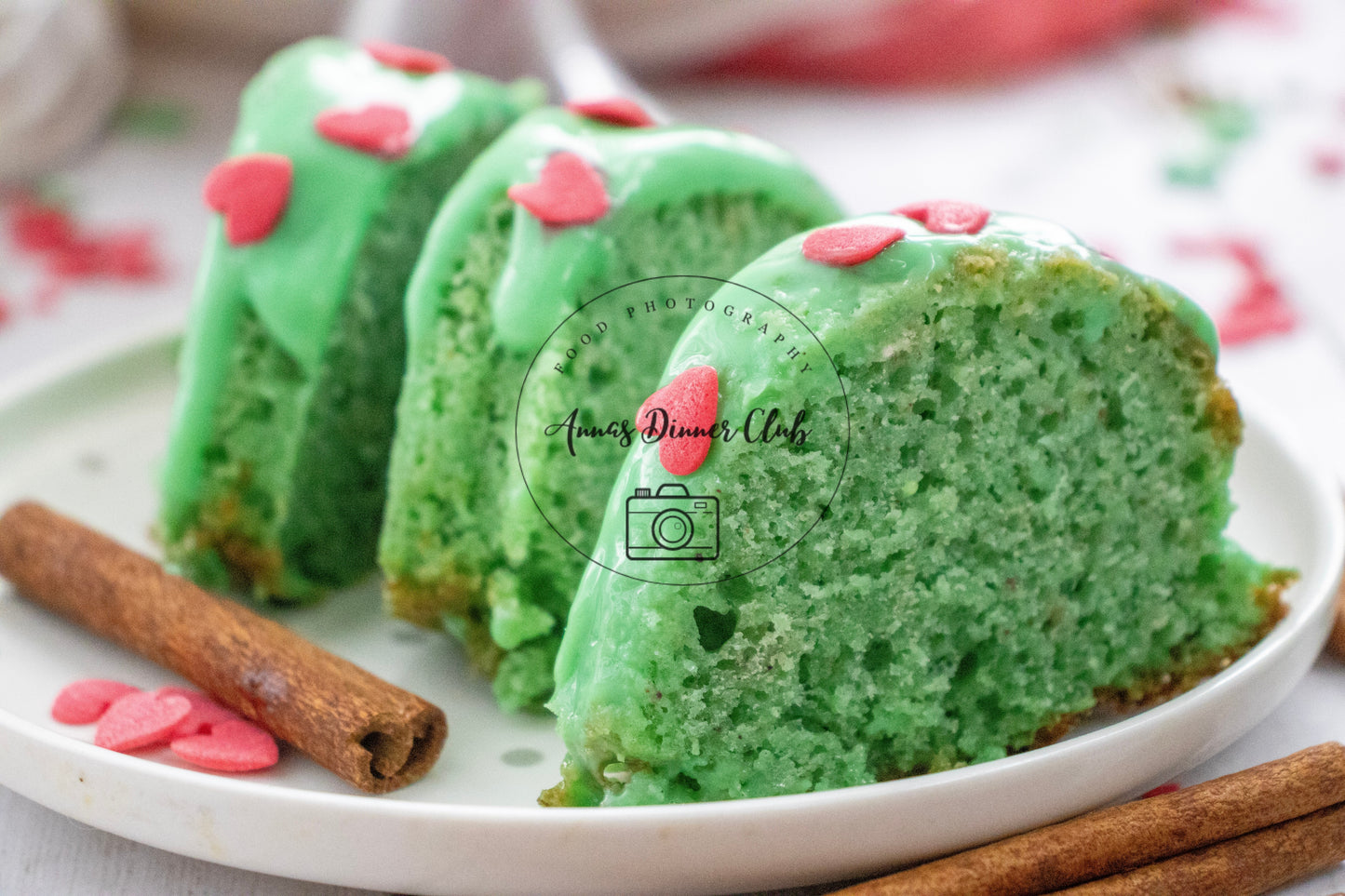 Grinch Bundt Cake - exclusive set
