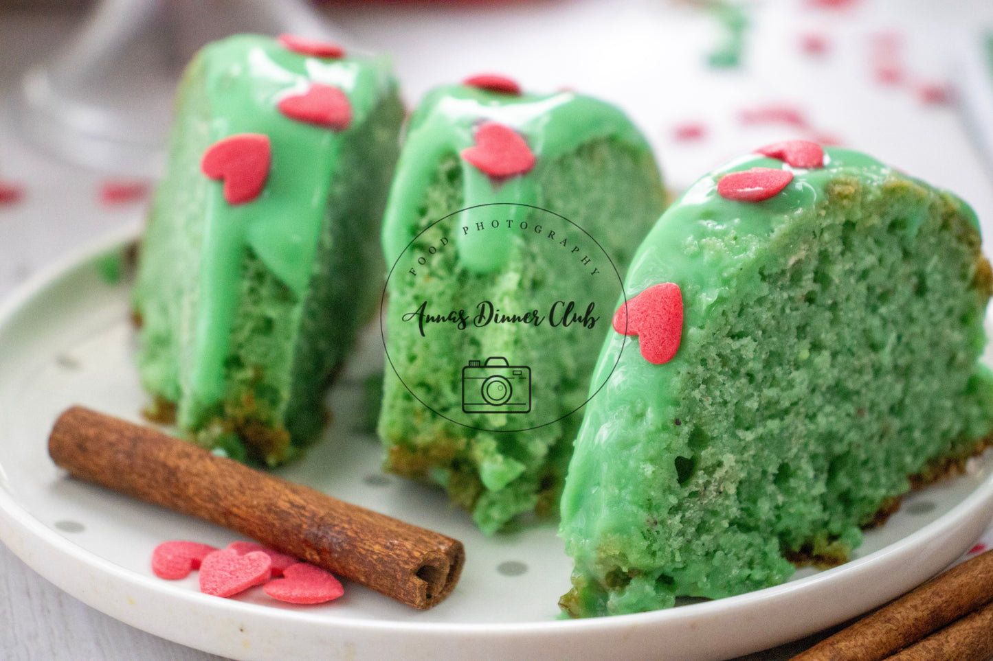 Grinch Bundt Cake - exclusive set