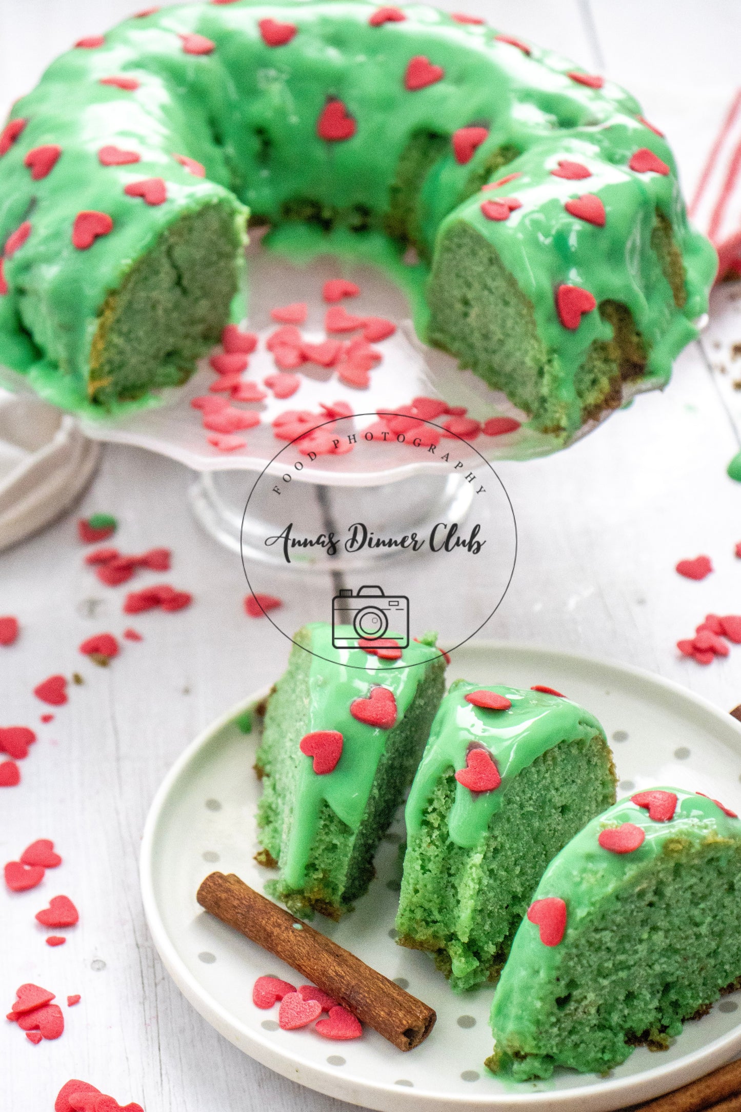 Grinch Bundt Cake - exclusive set