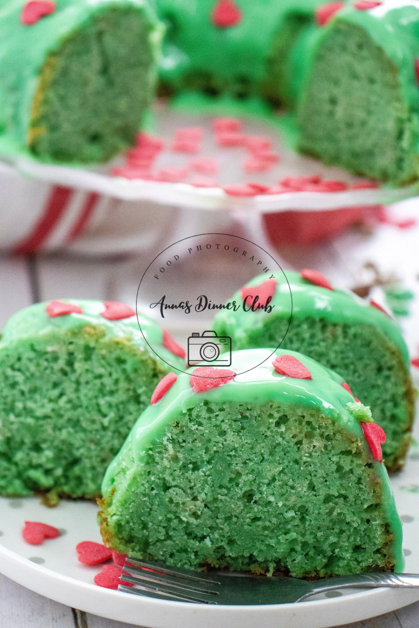 Grinch Bundt Cake - exclusive set