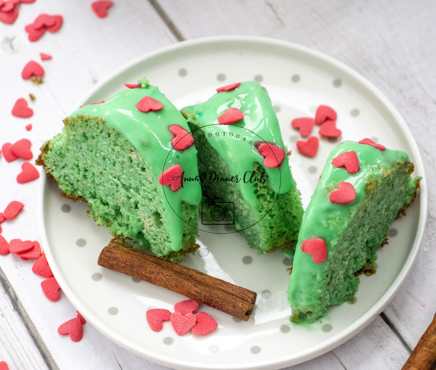 Grinch Bundt Cake - exclusive set
