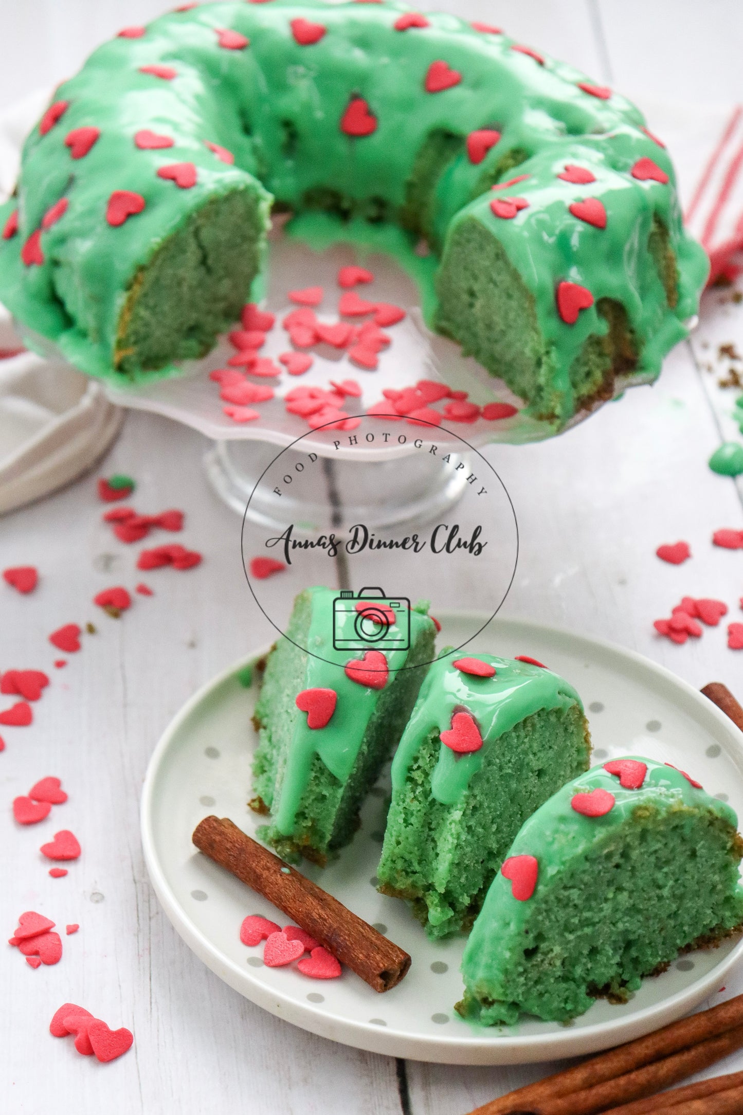 Grinch Bundt Cake - exclusive set