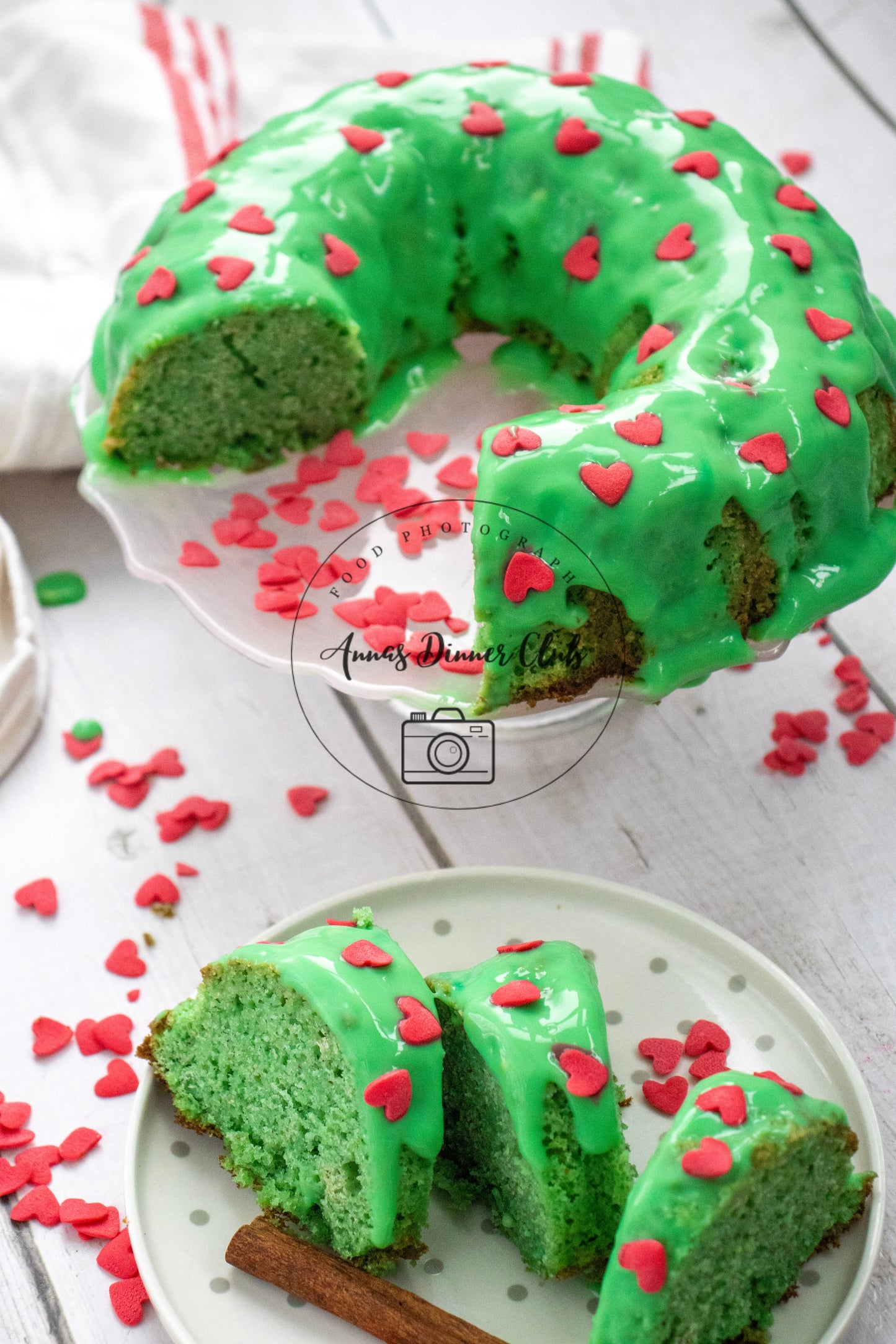 Grinch Bundt Cake - exclusive set