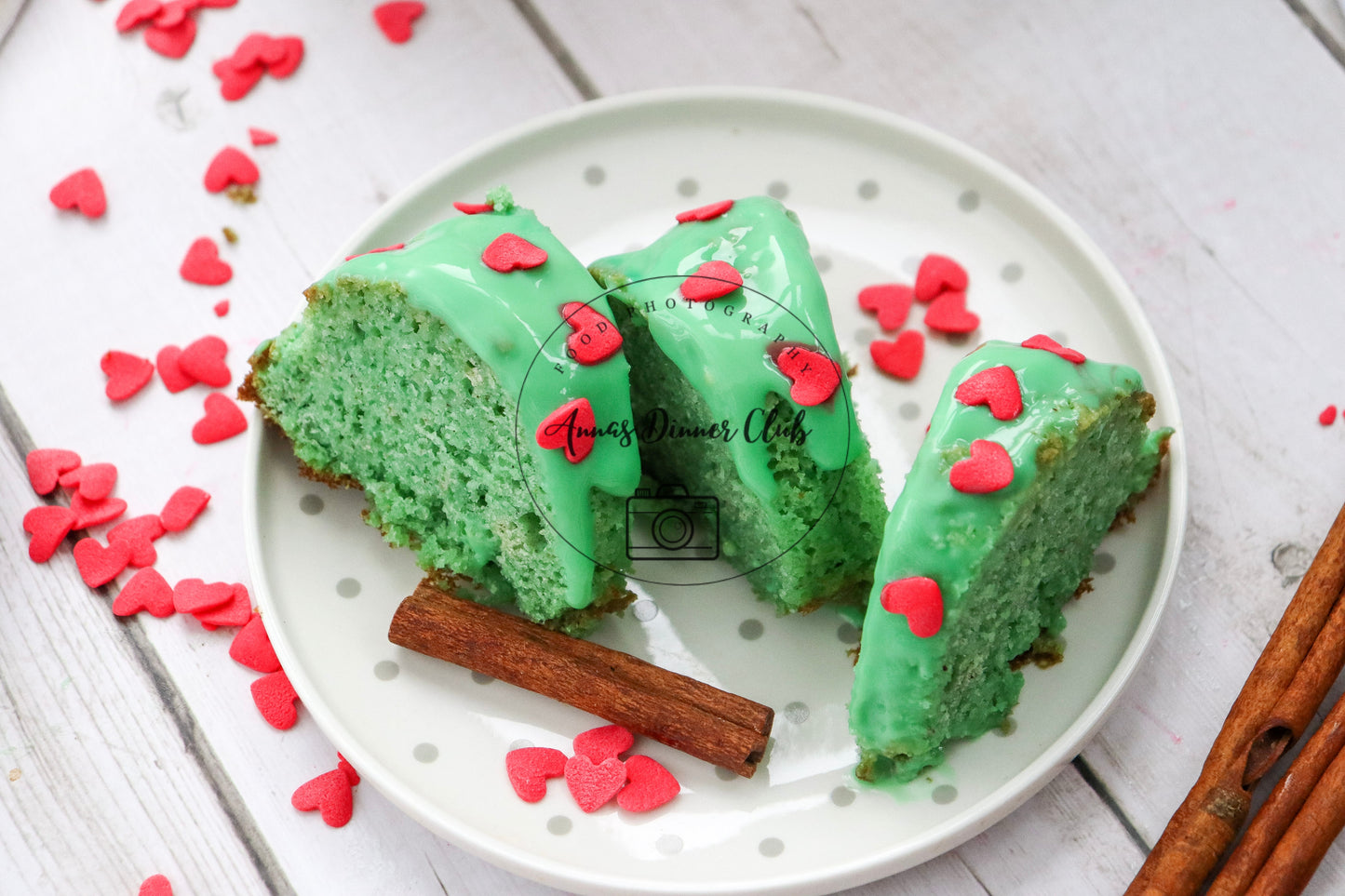 Grinch Bundt Cake - exclusive set