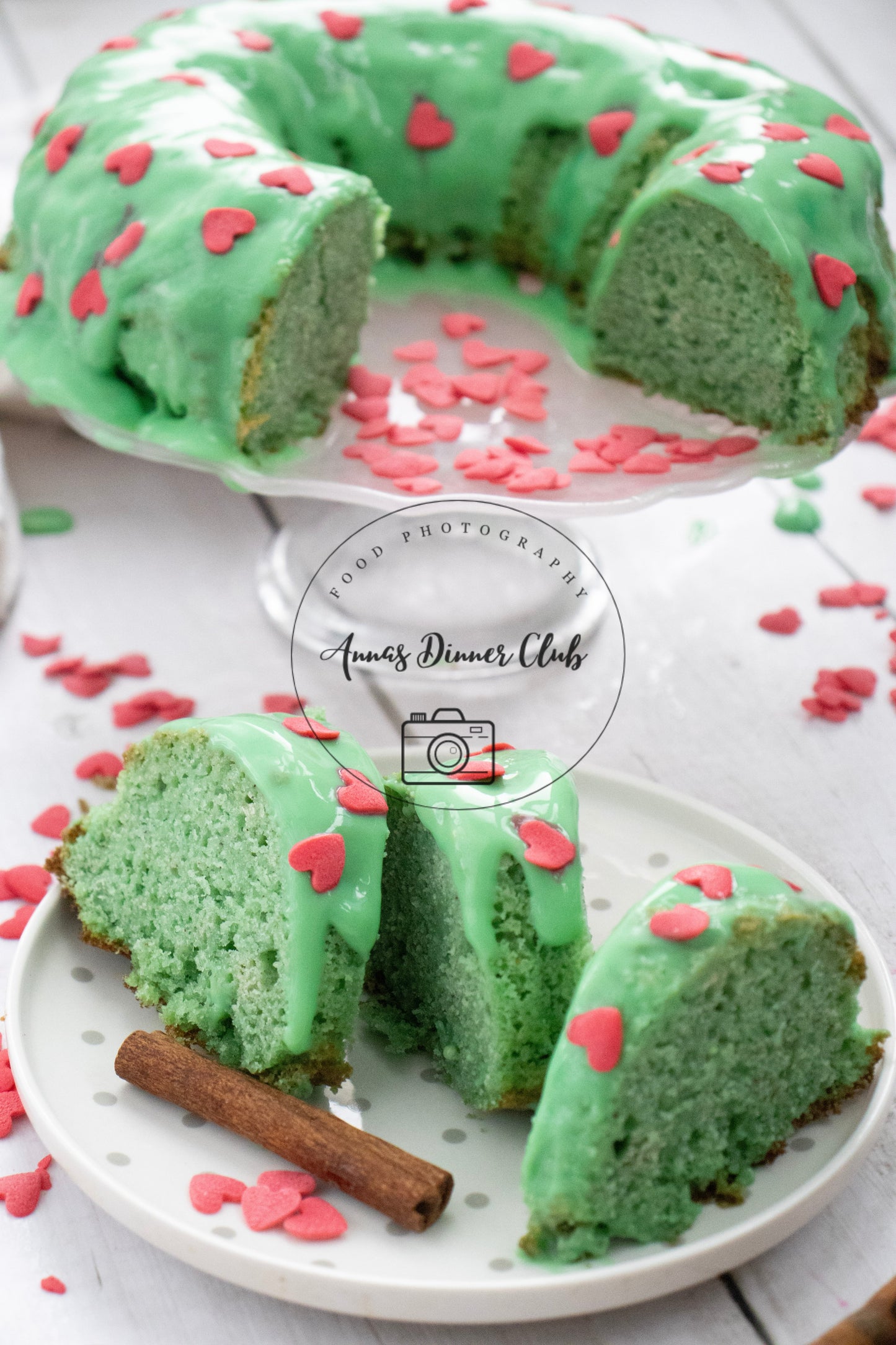 Grinch Bundt Cake - exclusive set