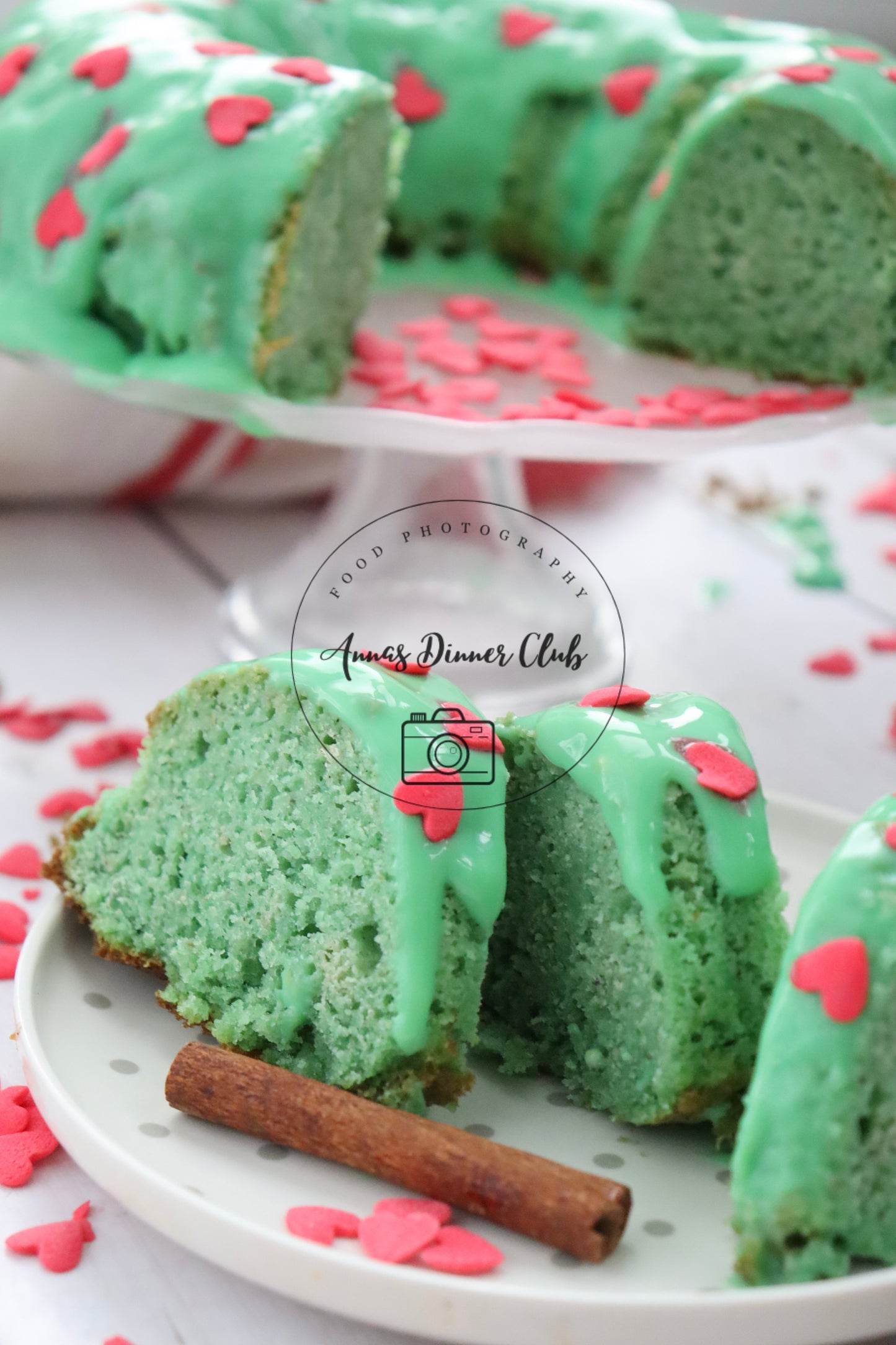 Grinch Bundt Cake - exclusive set