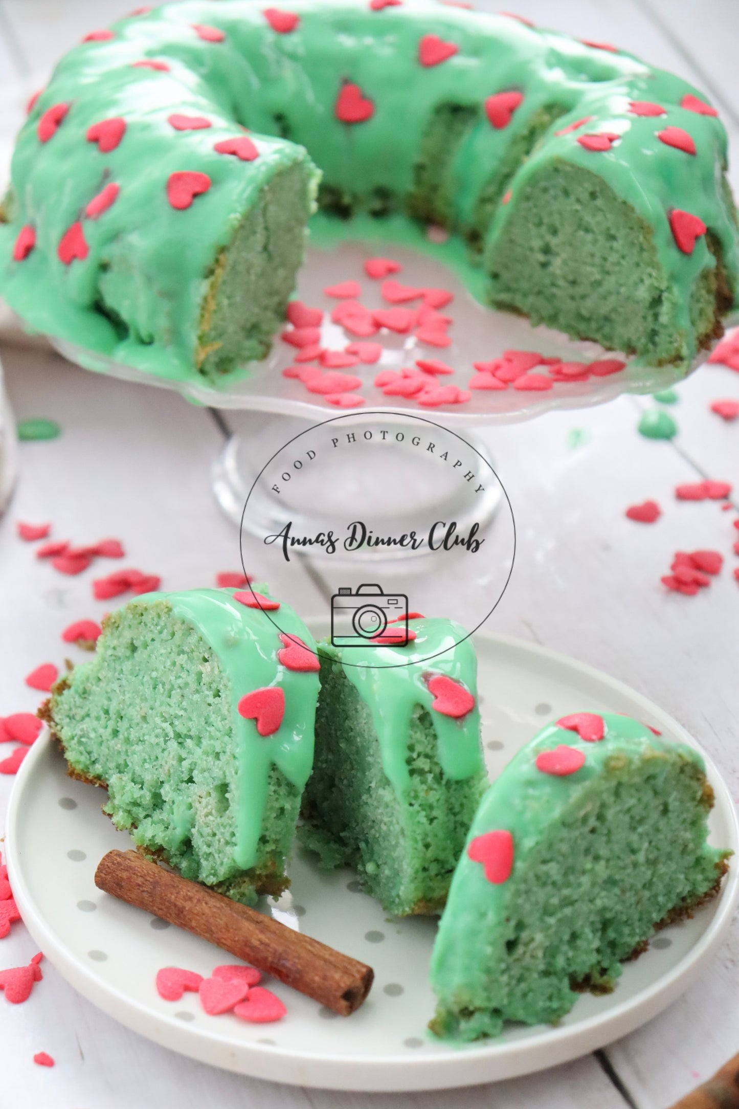 Grinch Bundt Cake - exclusive set