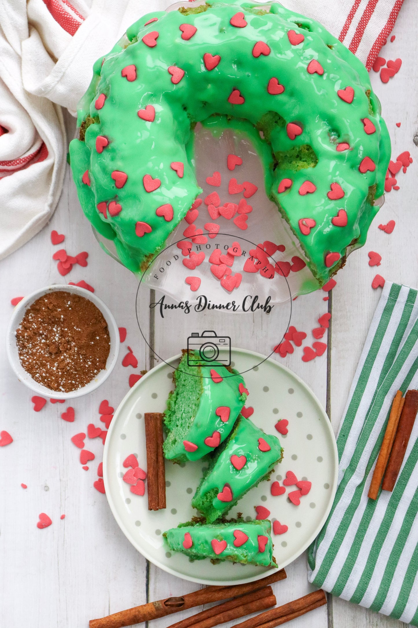 Grinch Bundt Cake - exclusive set
