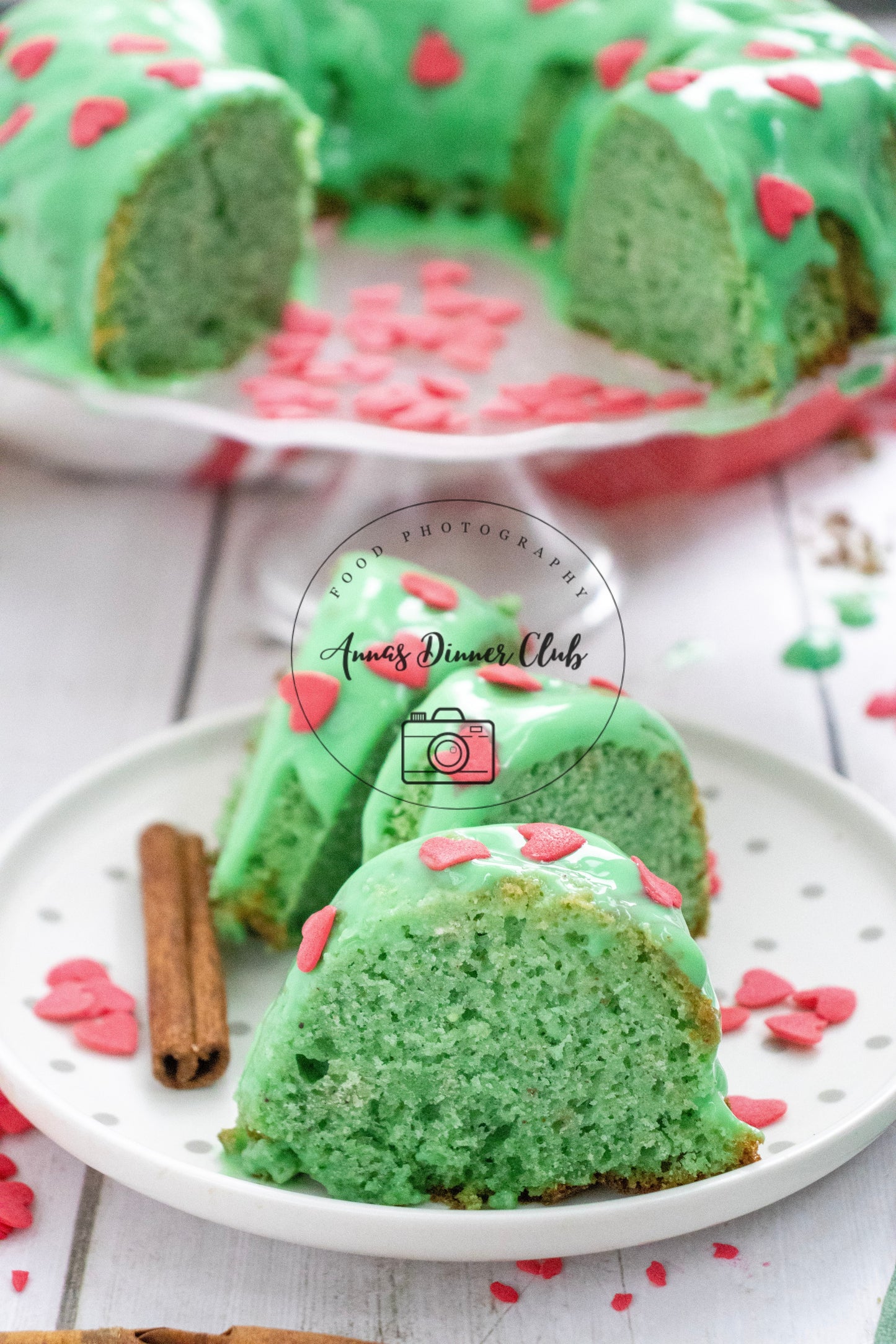 Grinch Bundt Cake - exclusive set