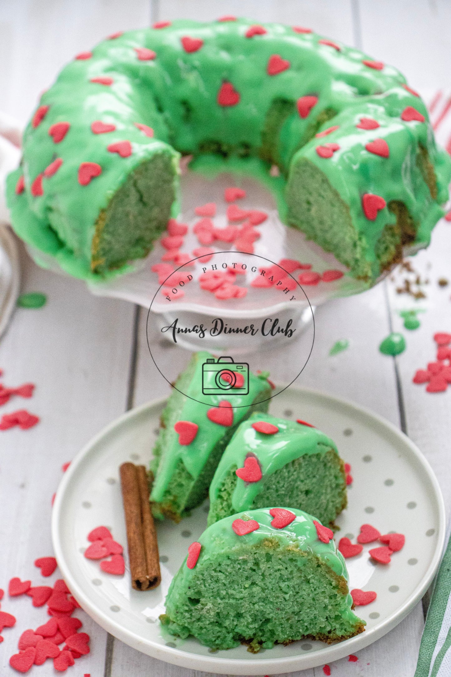 Grinch Bundt Cake - exclusive set