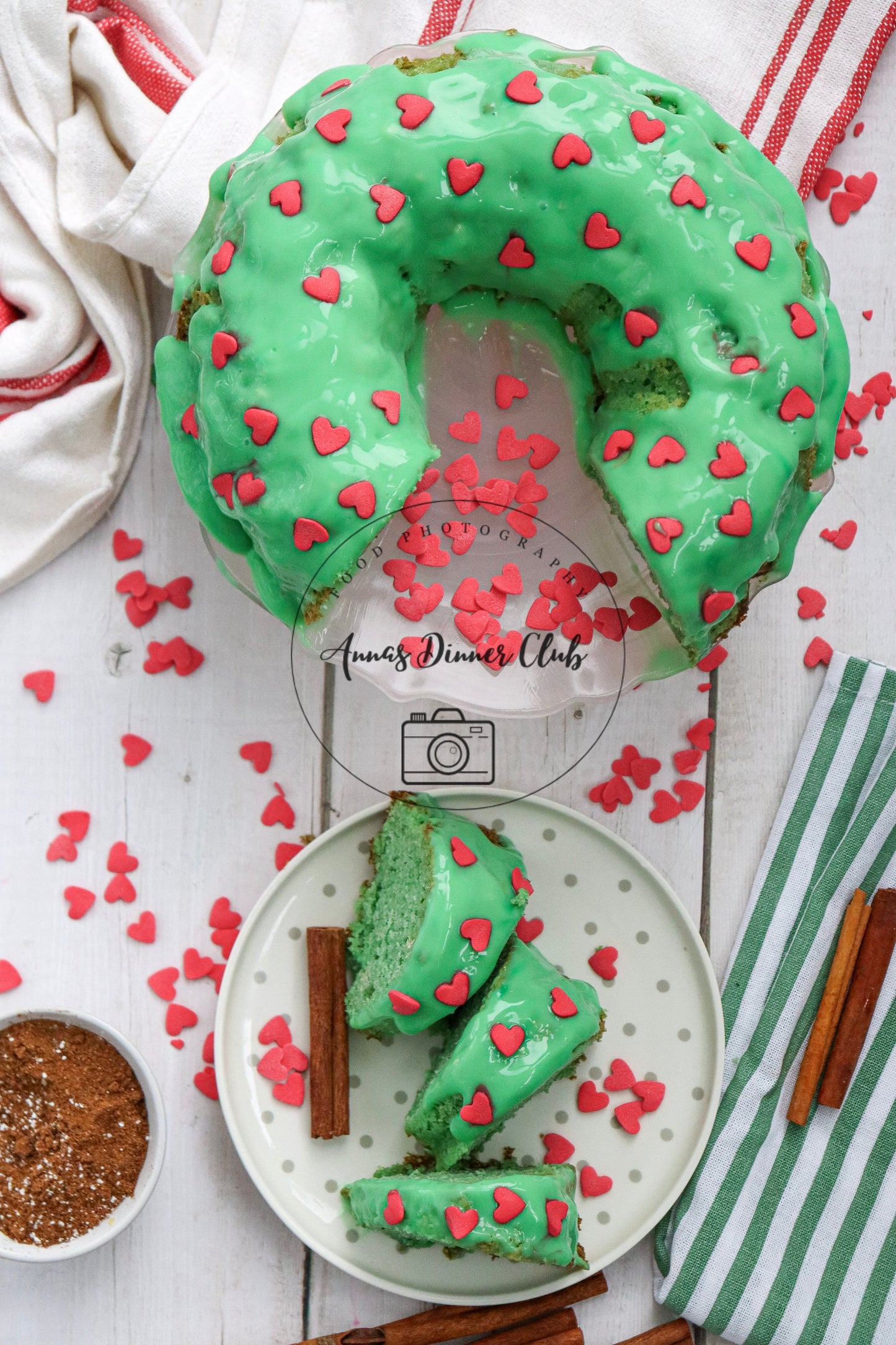 Grinch Bundt Cake - exclusive set