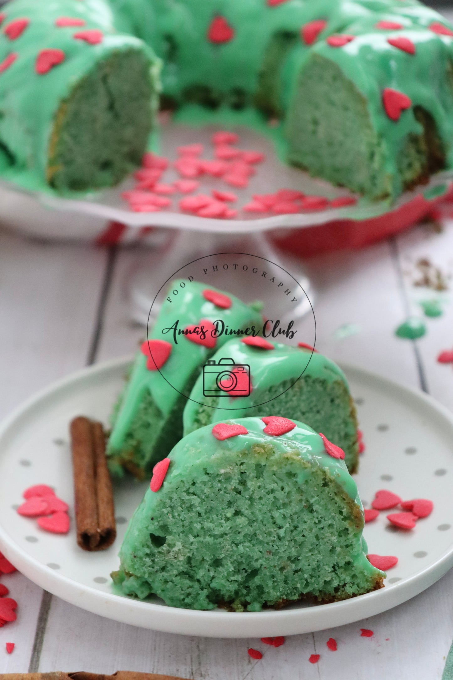 Grinch Bundt Cake - exclusive set