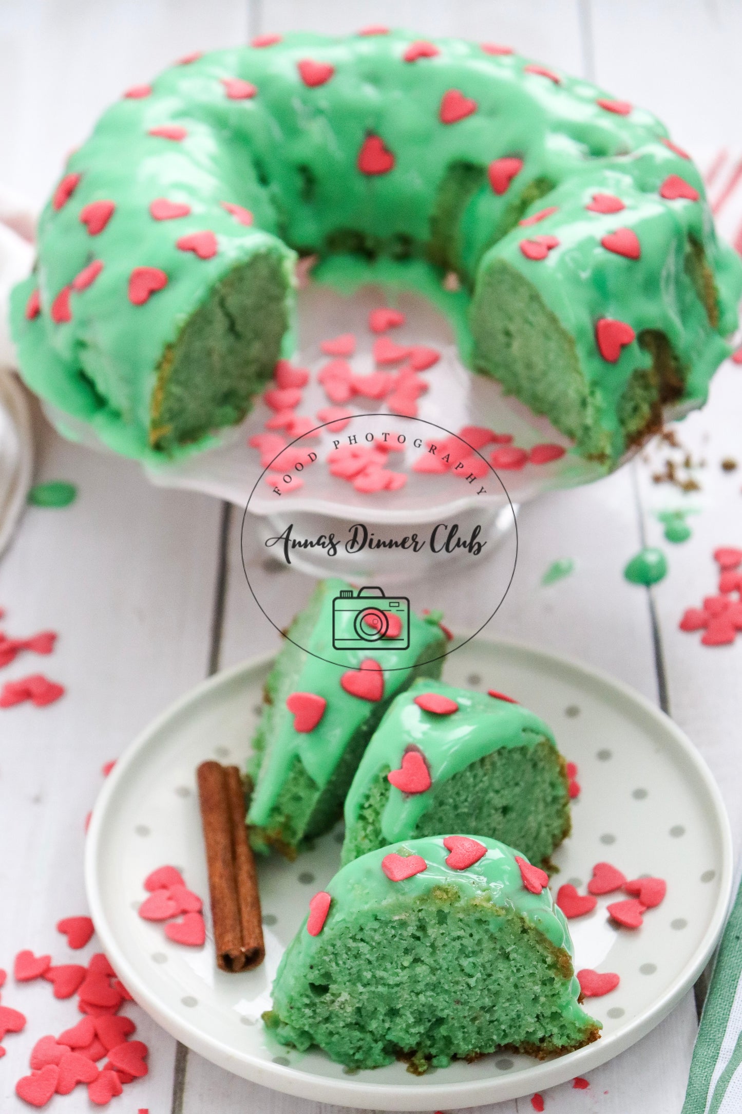 Grinch Bundt Cake - exclusive set