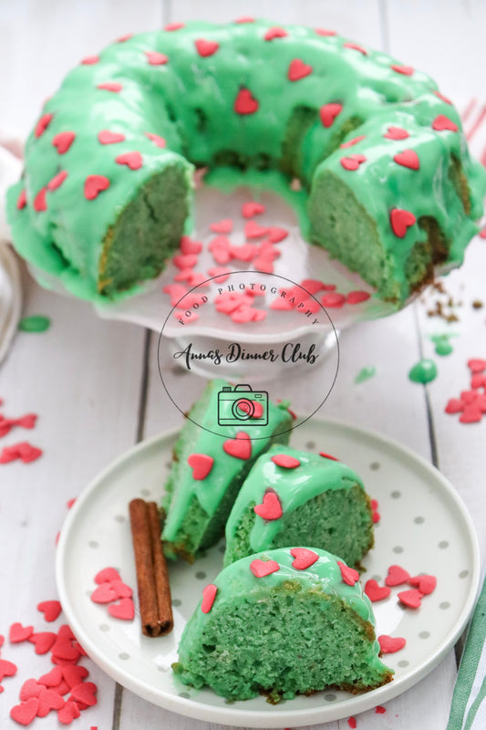 Grinch Bundt Cake - exclusive set