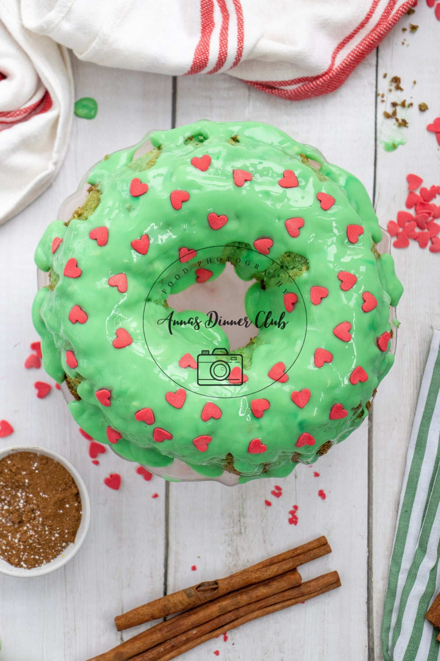 Grinch Bundt Cake - exclusive set