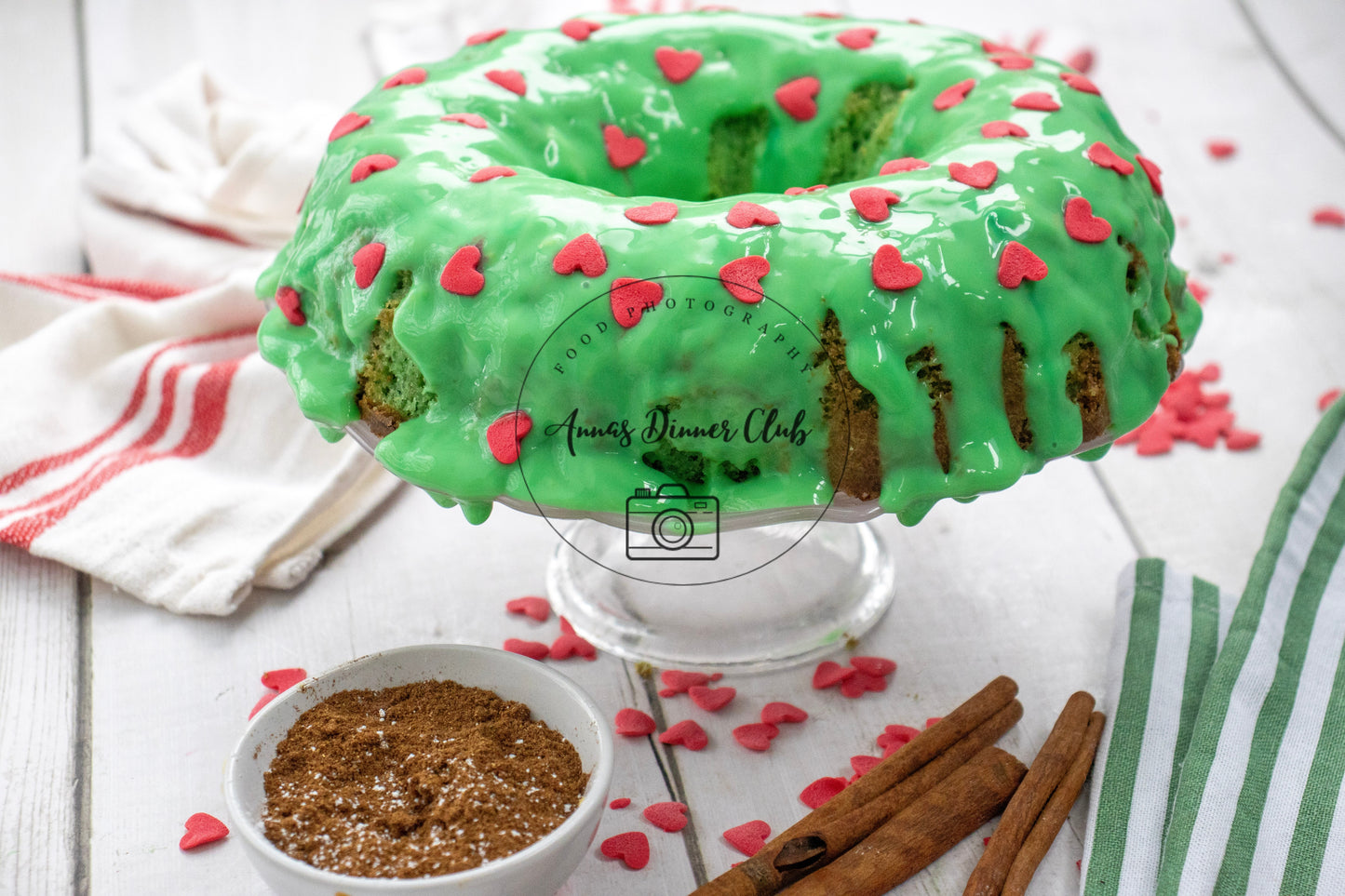 Grinch Bundt Cake - exclusive set