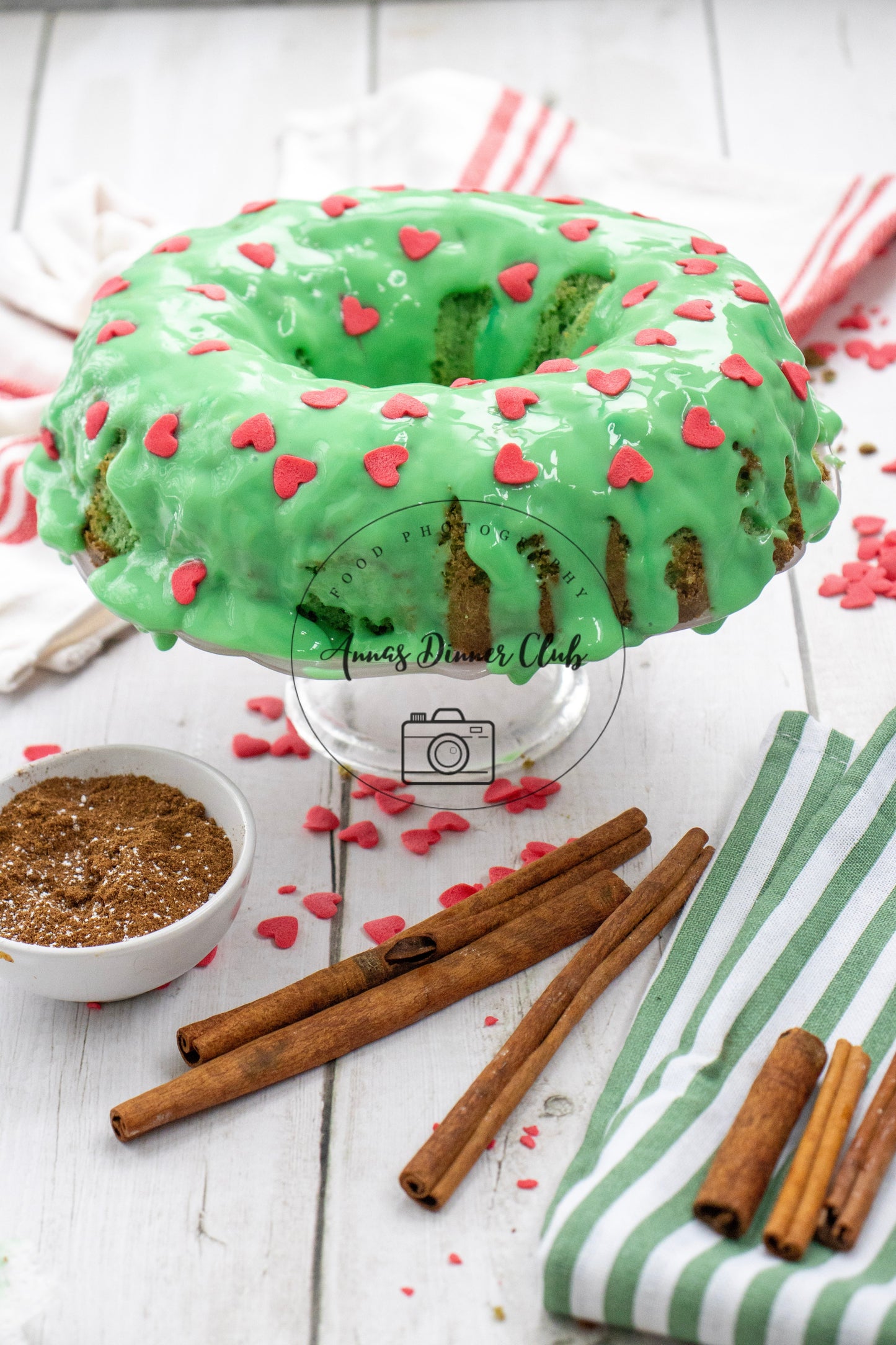 Grinch Bundt Cake - exclusive set