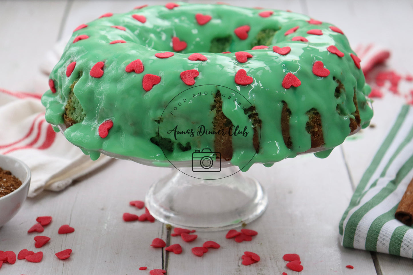 Grinch Bundt Cake - exclusive set