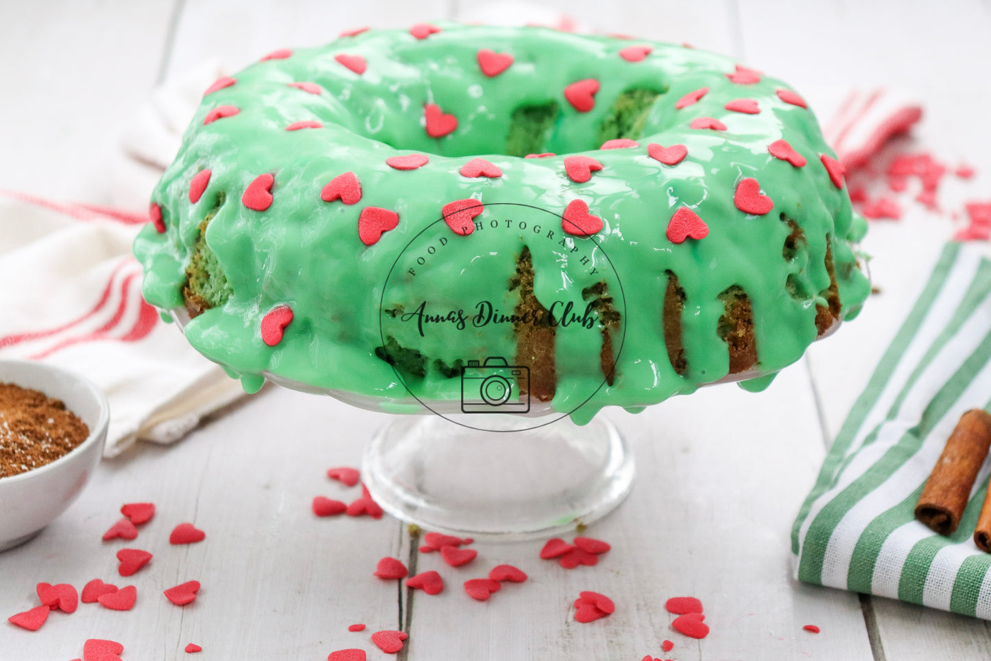 Grinch Bundt Cake - exclusive set